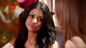 Красивият едър модел Бритни Амбър се клипове с масажи наслаждава на хардкорно яздене на пица