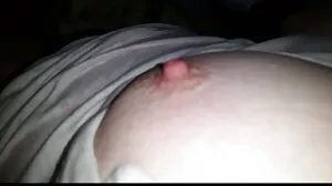 Красавица брюнетка с кръгло дъно Съни Алика сек клипове язди дълъг пенис