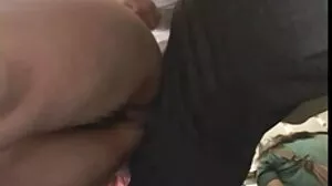 Покорната прислужница Нанси Ейс смуче твърд пенис секс клипове с животни на коленете