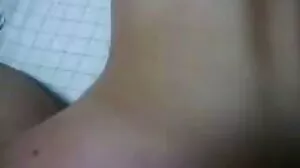 Милата уличница Елизабет Бентли porno klip bg прави много хубаво свирка на коленете