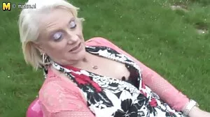 Сладката зеленокоса красавица Алис Клей се наслаждава толкова свирки клипове много на аналната чубана