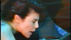 Красивата едра брюнетка порно клипове видео Даника Дилън се наслаждава на анален секс