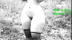 Зашеметяваща кукла в секс клипове с животни чорапи Лекси Кенди се прецаква на дивана