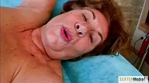 Стройната млада масажи клипове блондинка Ейнджъл Смолс скача на голям член с любов