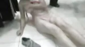 Абаносовата красавица Marie Luv смуче klip porno голям бял пенис на коленете