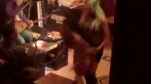 Ангелско-гърдата манекенка Нанси Ейс си играе сек клипове с малкото си путка