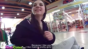 Много гореща брюнетка Chloe Lamoure се прецака в славена вътова порно клип поза кучешки стил