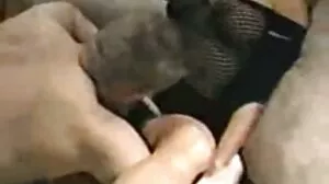 Очарователната евромола Соня Свит набива видео секс клипове задника си на неговия D