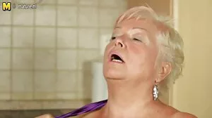 Къдрокосата мацка Емилия Арган хубаво клипове лесбийки наби отзад