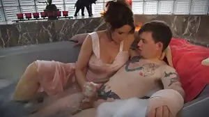 Бляскавите красавици Стейси Крус и Миа Евънс порно клип секс обичат шефа си