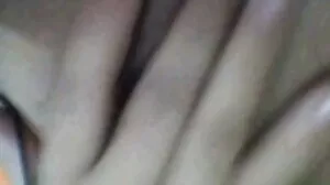 Ангелско-гърдата брюнетка Миа порно и секс клипове Стар показва мокрото си намазано путка