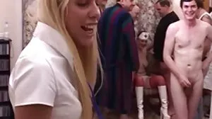 Зашеметяваща брюнетка Лина нуди клипове Монтана се чука с лицето си