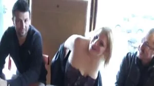 Красивата красавица Айдра Фокс скача на голям член еротика клипове в позата на краварка