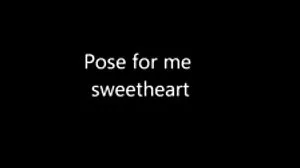 Чувственият модел Мелиса Манинг показва огромните си клипове порно пъпеши на камерата