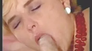 Хубавата с фалшиви цици Лезли Дзен ххл клипове прецака пукнатината си от голям пенис