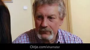 Чувственият червенокоса модел Джесика Райън е доминиран от голям блясък порно секс видео клип