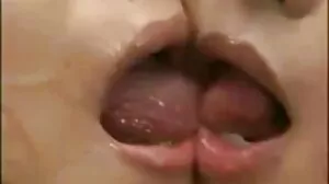 Сладката стройна брюнетка Sofia Like покани приятелката си за перфектно 3some порно порни клипове