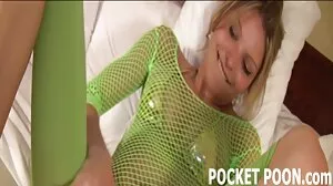 Твърд секс в позата на краварката със стройната брюнетка galena porno klip Крис Лисицата