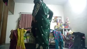 Добре изглеждащите китки seks klipi Сесилия Скот и Вера Уондър се чукат на дивана