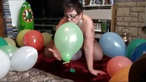 Разкошната порно клипов намазана кукла Кейт Ингланд се прецаква отзад