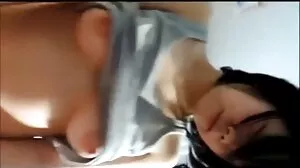 Мацката с големи секс клипове гърди Хейзъл Мур изглежда невероятно в поза кучешки стил