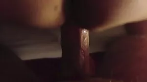 Чувствените брюнетки Taissia A и Natty Mellow се чукат клипове с цици на дивана