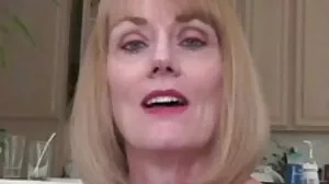 Пикантната брюнетка модел Стефани Кайлър отваря цепката сек клипове си за дълго