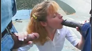 Червенокосата кукла с голямо дъно Моник порно клипче Александър обича да язди петел