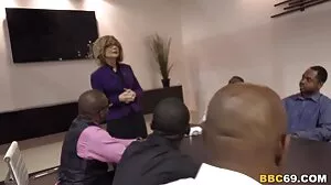 Блондинка с масивни пъпеши Анна Никол Уест секс клипове безплатно закована като курва