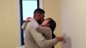 Сладката мадама Ела Милано се чука в стриптийз клипове позата на краварка