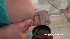 Соло брюнетка с татуировки Kiki Play pornoklip играе с путката си