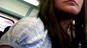 Миниатюрното ангелче с малки синигери Ема Хикс се блъсна силно в позата порно секс клип на краварка