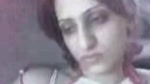 Късата красавица брюнетка Ариан Сен-Амур секс клипове безплатно докосва пукнатината си