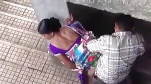 Тийнейджърка в черни гащички Лиз Джордан садо мазо клипове смуче дълъг член на коленете