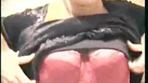 Бляскава едра кукла Катрина Джейд се чука порни клипове отзад на дивана