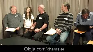 Курва блондинка с големи цици Нина порно клип бг Ел се блъсна в кухнята