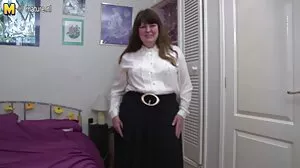 Похотлива секс клипове с животни блондинка с огромни цици Barbie Sins прецакана от млад мъж