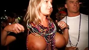 Най-горещата брюнетка Алиса Джейд харесва интензивния секс в поза кучешки садо мазо клипове стил