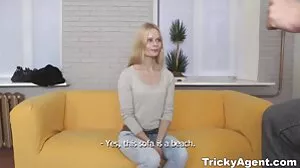 Разкошната красавица Скайлър Сноу се клипове с лесбийки прецаква в позата на краварка