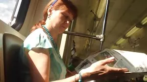 Добре изглеждащата крака блондинка секс клипове Андреа Ан показва дупето си