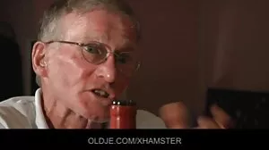 Добре изглеждащата мадама с пробити зърна Шанън Блу докосва секс клипове безплатно дупката си