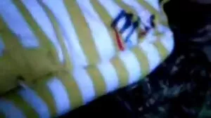 Мацката с порно на клип гарванова коса Емили Уилис получава анално удоволствие