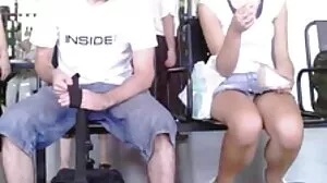 Невинна абаносова кукла Джули Кей, пронизана от дълга кукла клипове с лесбийки