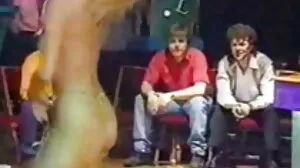 Сладкият едър ангел ебане клип Мона Азар се наслаждава толкова много на ездата на пица