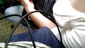 Добре изглеждащата мацка Алексис Фоукс прави добра свирка клипове порно в леглото