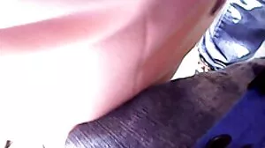 Ангелска блондинка с огромни цици Луна Стар, закована на порно клипове видео кожения диван