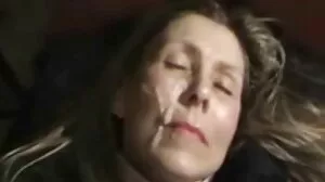 Яденето на дупе води до почистване на лицето суинг клипове и гърлото с Aaliyah Hadid