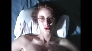 Красивата усмихната брюнетка Isabella Nice се чука еротични масажи клипове със секс играчка