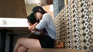 Блондинката с дълги крака клипове с лесбийки Риа Сън харесва чувствения анален секс в леглото